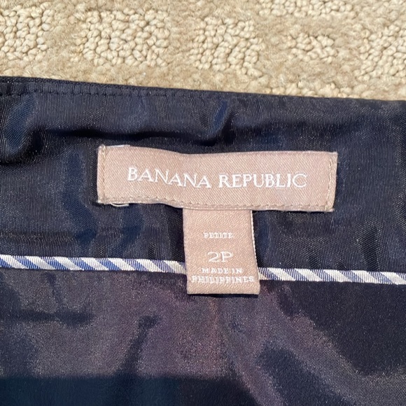 Banana 2P navy lined skirt with back kick pleat. - Picture 5 of 12